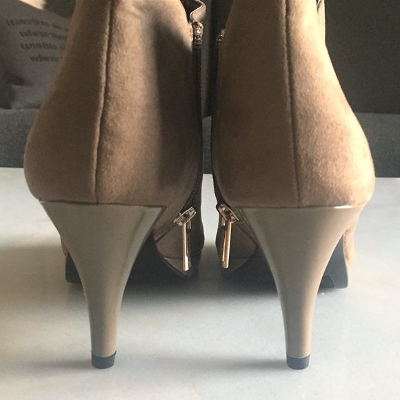 NWOT! New Bandolino Miku suede look tan ankle boot / heeled bootie (size 8) - Picture 11 of 13